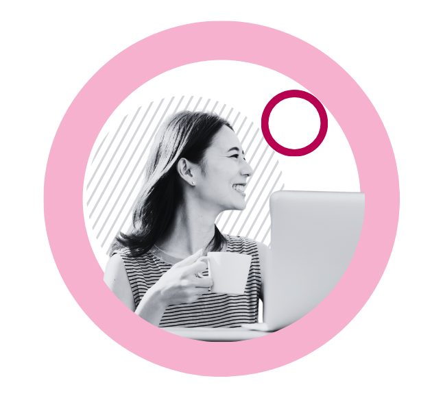 Femme souriante travaillant sur un ordinateur portable tout en tenant une tasse, illustrée dans un cercle rose décoratif. illustrant la communauté des freelances de Extend by Coexya