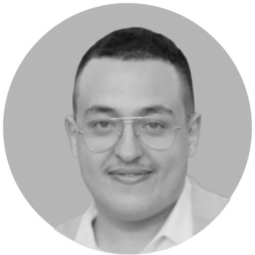 Portrait en noir et blanc de Mohamedamine, chef de projet IT et freelance pour Extend, souriant face à l’objectif.